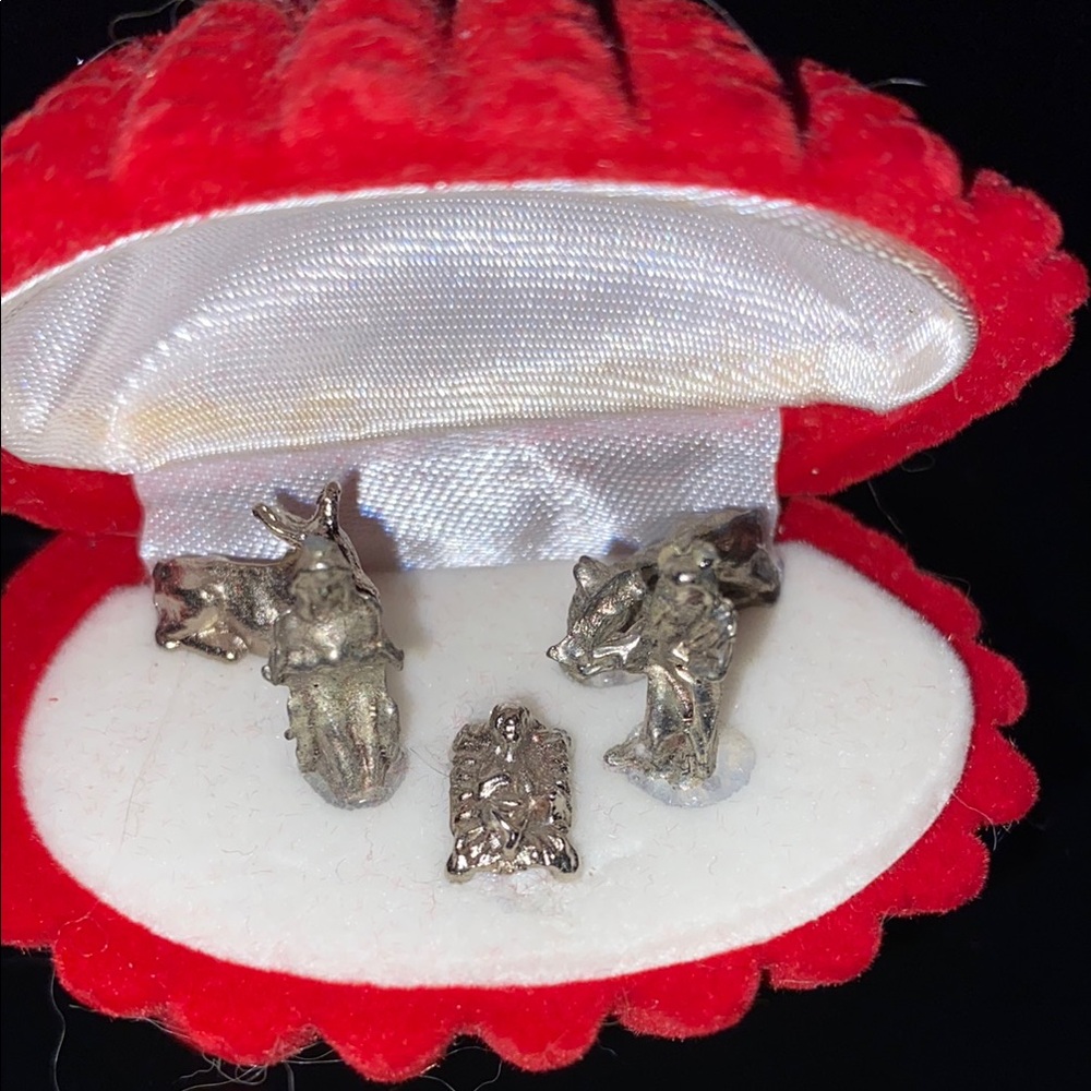 Silver Nativity scene Set in a clam shell velvet box.